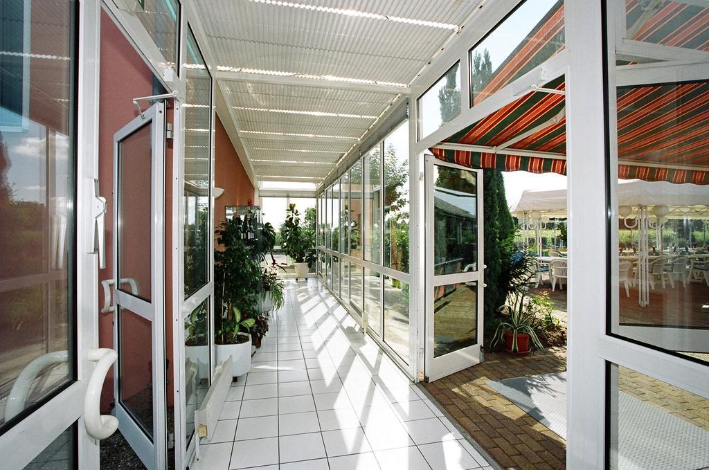 Hotel Restaurant La Tour Romaine - Haguenau - Strasbourg Nord Schweighouse-sur-Moder Buitenkant foto
